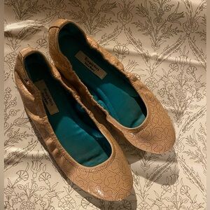 Simply Vera (Vera Wang) flats-like new